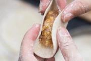 饺子馅要不要加水 做饺子馅的肉要不要开水烫
