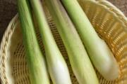 茭白里面有黑点是什么原因 茭白切开里面有黑点能吃吗