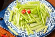 芹菜是可以生吃的吗 芹菜生吃好还是熟吃好