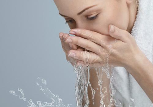生理盐水洗脸有没有好处