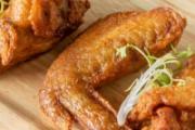 烤箱烤鸡翅烤多长时间 烤鸡翅用烤盘还是烤架