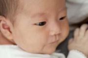 新生儿喝完奶打嗝是怎么回事 新生儿喝完奶打嗝怎么办