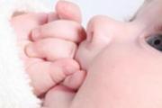 宝宝吃手该不该阻止？来！看这里