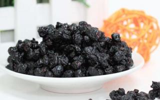 蓝莓干可以泡水喝吗,蓝莓干泡水喝放几粒