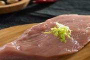 冷冻的猪肉拿出来后怎么快速解冻 猪肉用水冲洗能洗干净吗