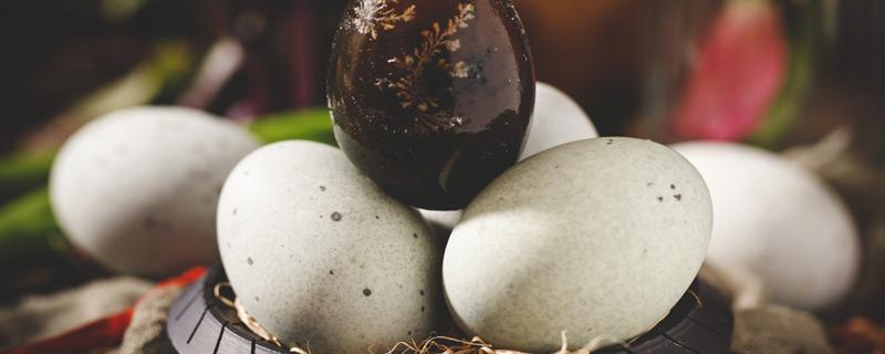 一个皮蛋的热量大概是多少 皮蛋跟水煮蛋哪个热量高 乐哈健康网