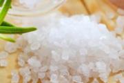 炒菜时怎样知道盐够不够 炒菜用什么盐好