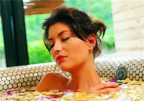 坐月子可以用艾叶洗澡吗