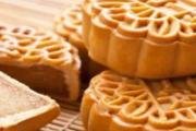月饼饼皮开裂是怎么回事 月饼为什么要回油