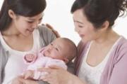 刚出生的宝宝一天吃几次奶 喝纯母乳和喝奶粉都不一样哦！