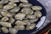 海蛎干里面黑的能吃吗 海蛎干表面白是发霉吗