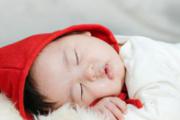 新生女宝宝胸部有硬块是怎么回事 还流乳汁难道是性早熟？
