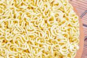 炒方便面放油吗 炒方便面什么时候放调味包