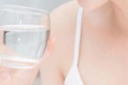 夏天喝冷水好还是热水好 夏天喝什么水合适