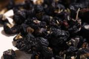 泡黑枸杞用多少度的水 黑枸杞泡水一次放几粒