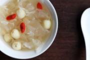 银耳莲子小孩可以吃吗 小孩吃银耳莲子的好处和坏处