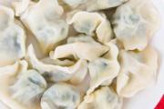 冷冻的生饺子怎么煎 煎冷冻饺子要先煮熟吗