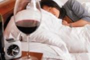 睡前喝酒有助于睡眠吗 喝酒助眠？小心越睡越疲累！