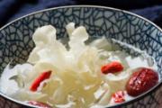 银耳莲子汤什么时候喝最合适 银耳莲子汤怎么做好吃