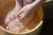 白醋泡脚治灰指甲吗 没想到白醋泡脚还有这么神奇的效果
