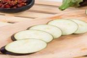 茄子做不熟会中毒吗 如何去除茄子的茄碱