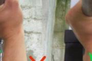 卧推手腕姿势怎么做 腕关节受伤了怎么办