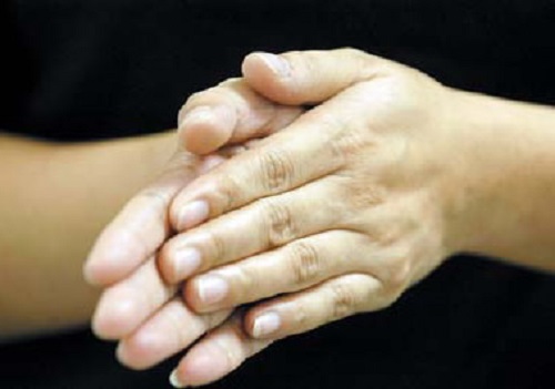 的刺激吃惊,感到"负荷"过重,活动可能增加或减少,如来回踱步,跑,搓手