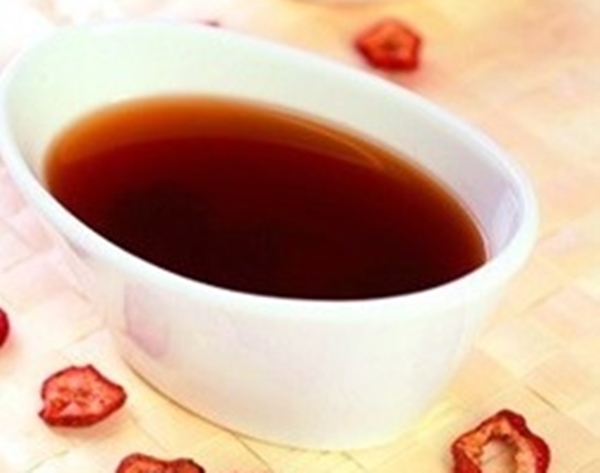 干山楂3g,红糖15g,将干山楂片与炒麦芽放入干净的小锅中,加水400ml,中