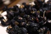 黑枸杞可以泡水喝吗 黑枸杞泡水不是蓝色是假的吗