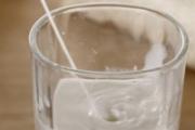 冲奶粉可以用凉开水加热水吗 冲奶粉可以兑凉开水吗