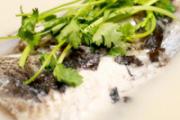 鱼头豆腐汤的功效与作用 鱼头豆腐汤的食用方式和注意事项