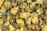 菊花泡脚的功效与作用 缓解失眠、感冒、防辐射的好帮手！