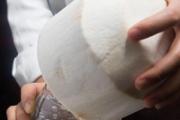 喝椰子汁有什么好处 椰子汁的热量高不高
