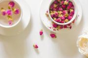 玫瑰花茶泡水是什么颜色 玫瑰花茶泡水后变白是什么原因
