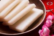 年糕发霉了其他地方煮了能吃吗 年糕放冰箱里发霉了还能吃吗