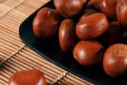 煮熟的板栗怎么保存时间长 熟板栗放冰箱之后怎么吃