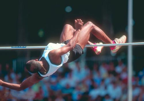 沿垂直横杆方向或稍偏摆动腿一侧4剪式跳高技巧助跑技巧    背越式