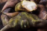 带壳生菱角可以放水里保存吗 吃菱角的禁忌