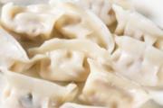 煮速冻饺子总是一面白熟了还是没熟 速冻饺子需要解冻后再煮吗