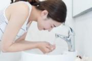 夏天洗脸用热水还是冷水 夏天洗脸要注意什么