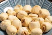 莲子发黑可以吃吗 莲子心泡水喝有什么好处