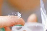 戴隐形眼镜的危害 眼睛干涩、红血丝？可能是戴隐形眼镜造成的