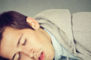 睡着了流眼泪怎么回事 快看看第一条你中了吗