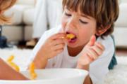 孩子爱吃零食怎么纠正 父母应遵循这些原则来引导...