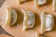 冰冻饺子拿出室温多久能解冻 饺子冷冻粘起了怎么办