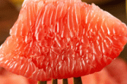 柚子皮煮水的3个功效是什么 柚子皮泡脚有什么好处