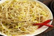 吃了没炒熟的豆芽会怎么样 炒熟的豆芽隔夜能吃吗