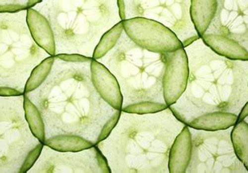 脸上贴黄瓜片有什么好处