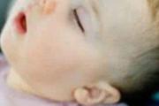 孩子睡觉有这3个小现象，千万要重视！