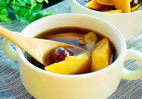 生姜中含有丰富的姜辣素,姜辣素    在吃饭前饮用姜汤能够促进唾液和